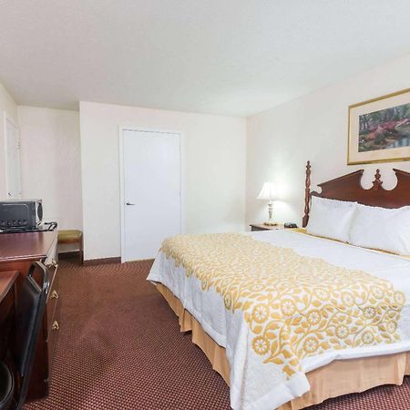 Days Inn By Wyndham Amherst Экстерьер фото