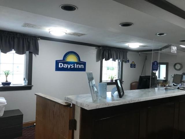 Days Inn By Wyndham Amherst Экстерьер фото