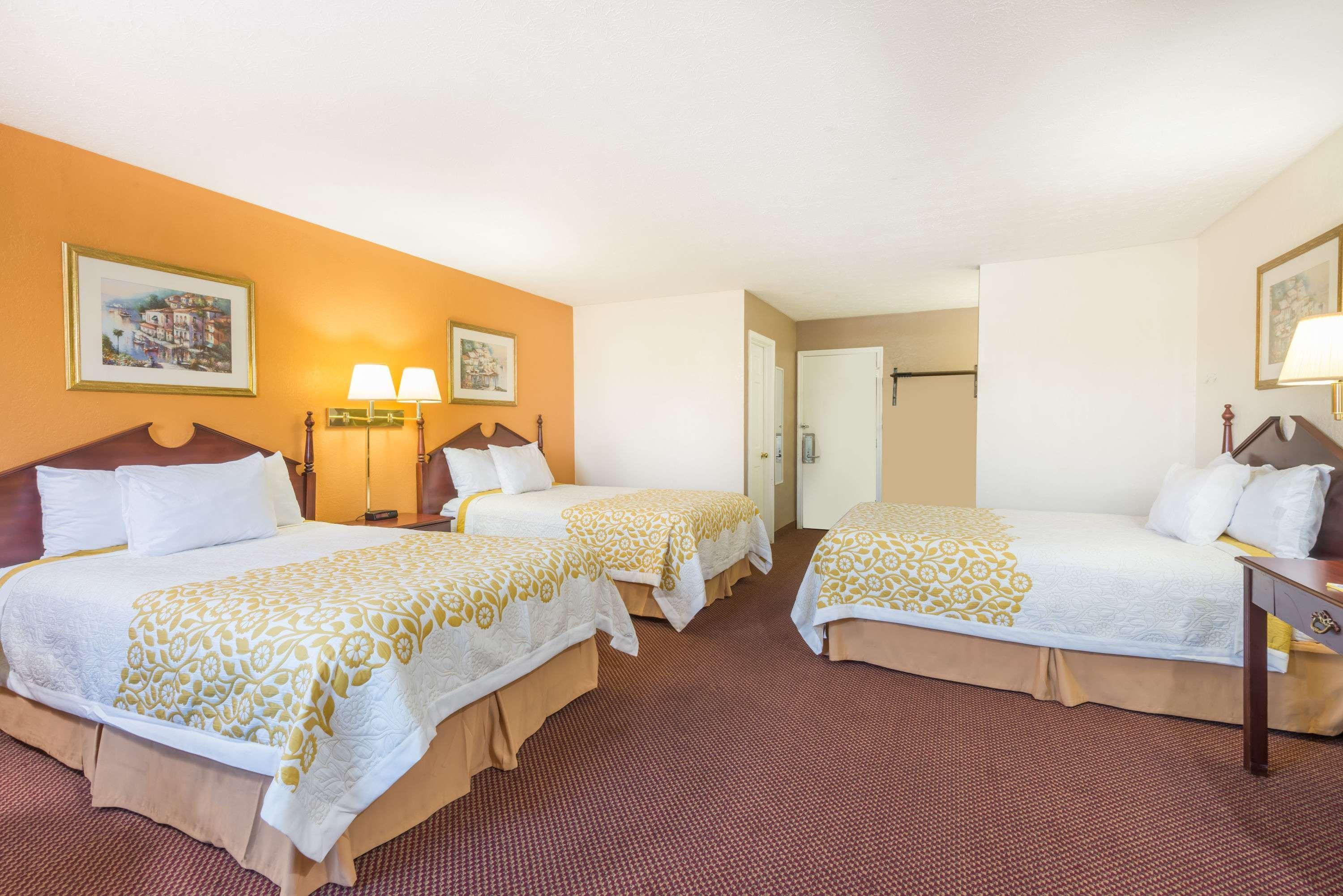 Days Inn By Wyndham Amherst Экстерьер фото