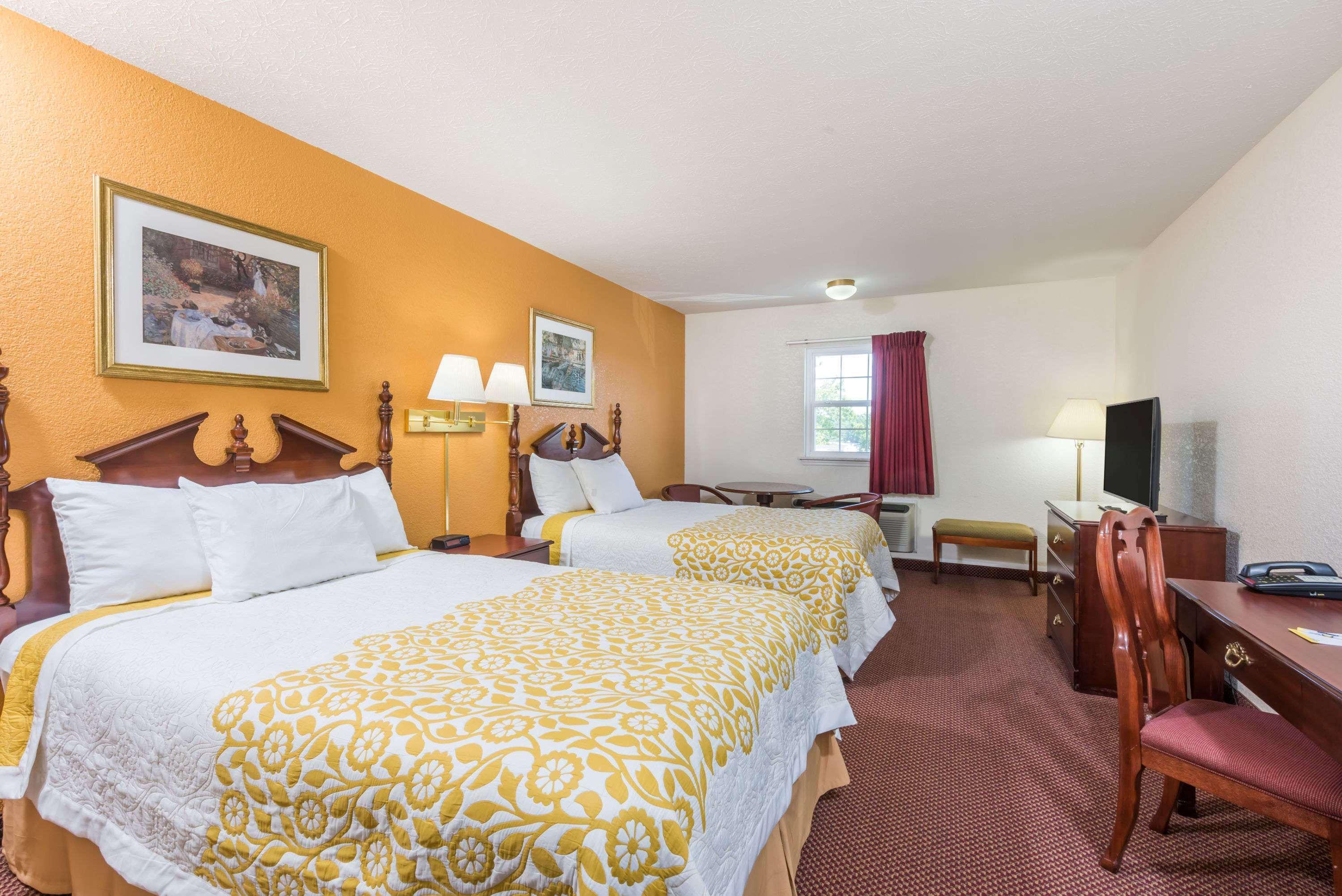 Days Inn By Wyndham Amherst Экстерьер фото