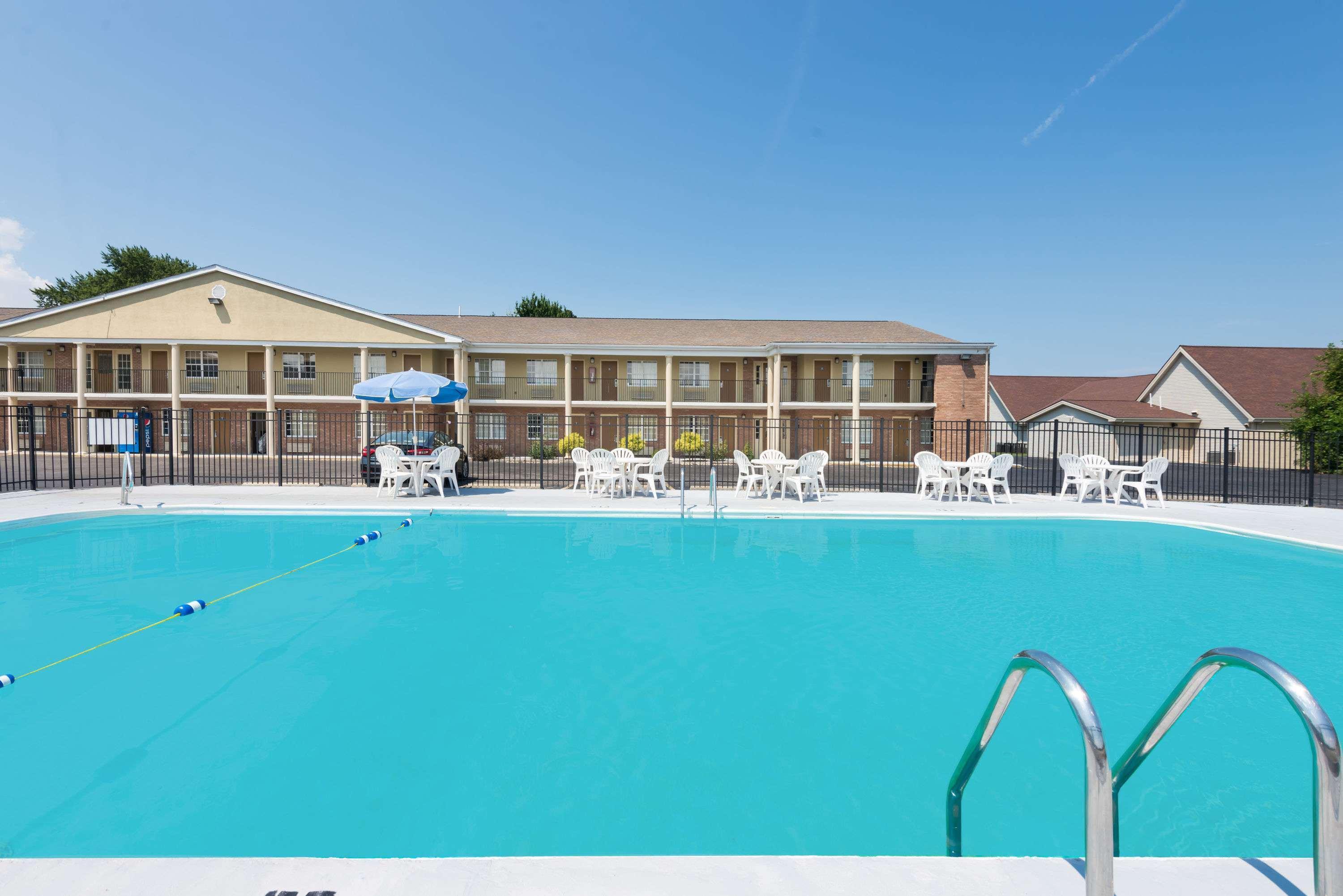 Days Inn By Wyndham Amherst Экстерьер фото