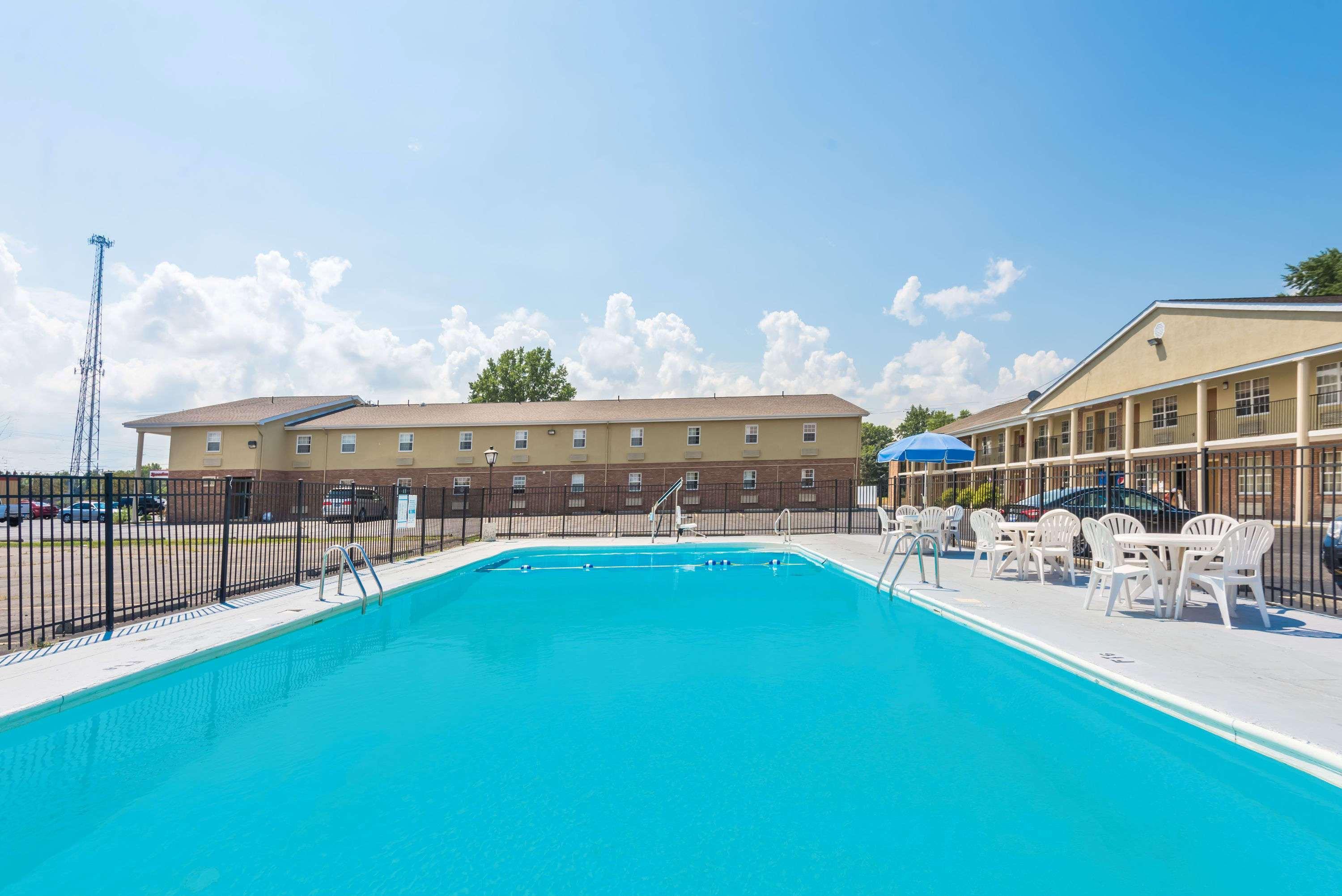 Days Inn By Wyndham Amherst Экстерьер фото