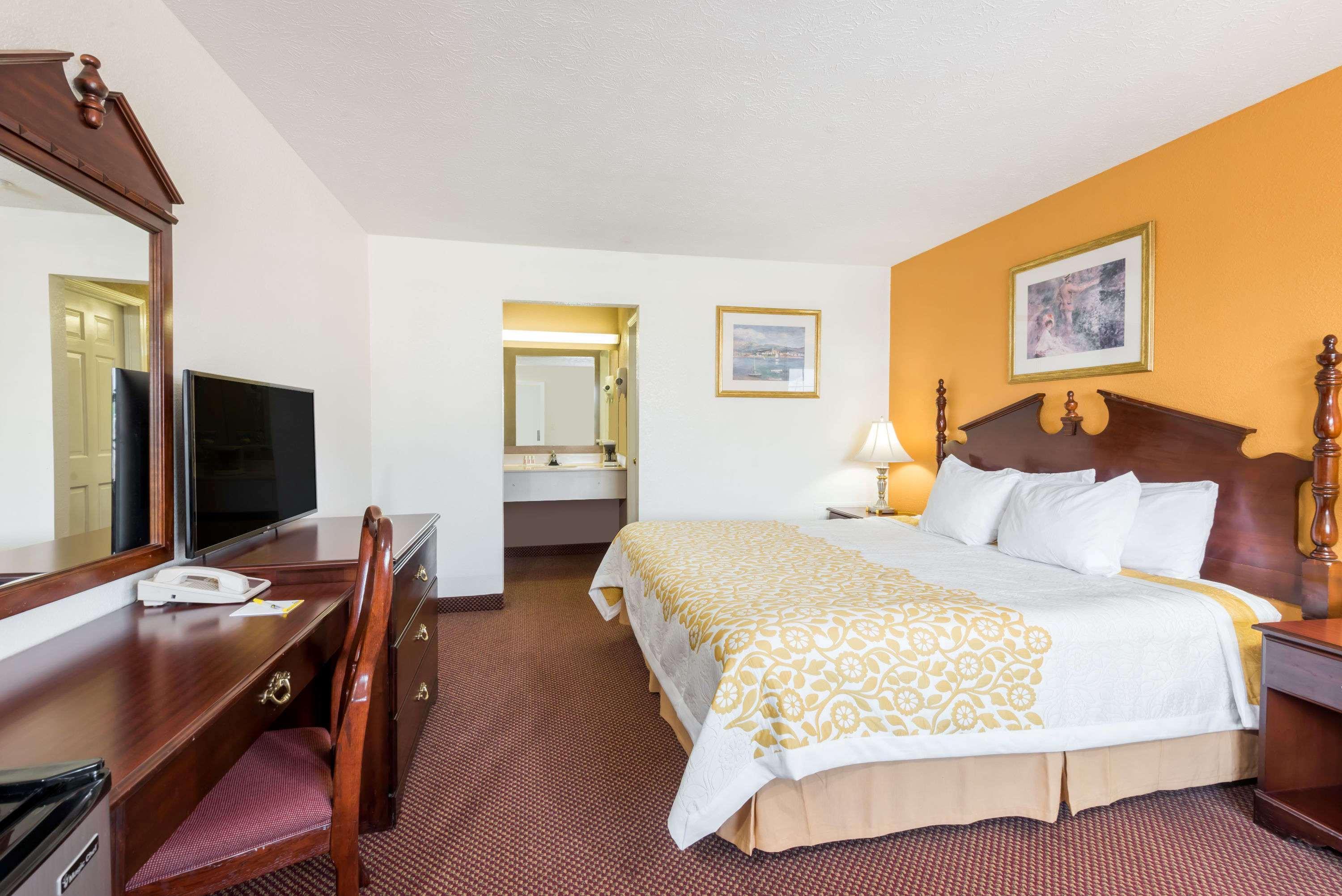 Days Inn By Wyndham Amherst Экстерьер фото