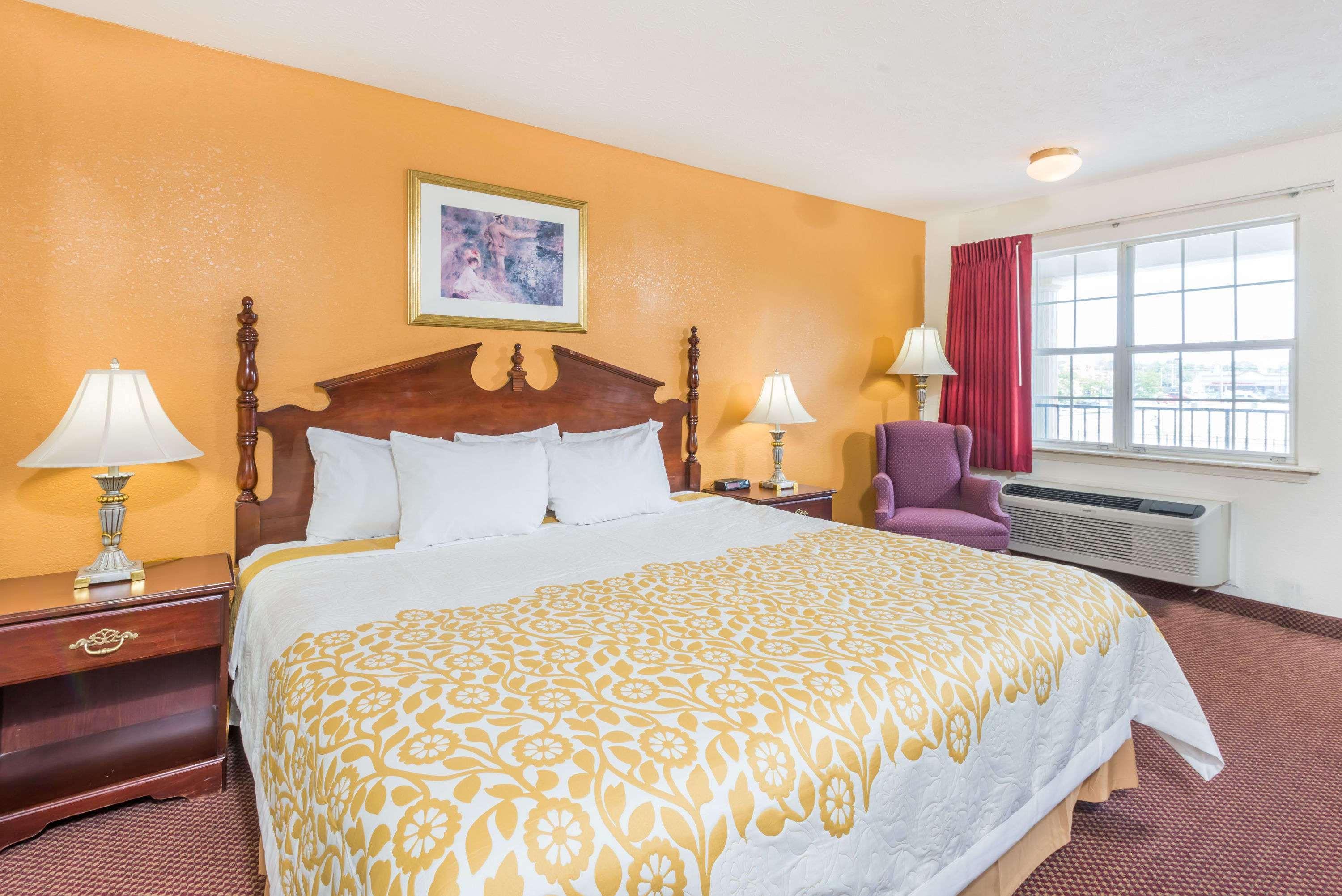 Days Inn By Wyndham Amherst Экстерьер фото