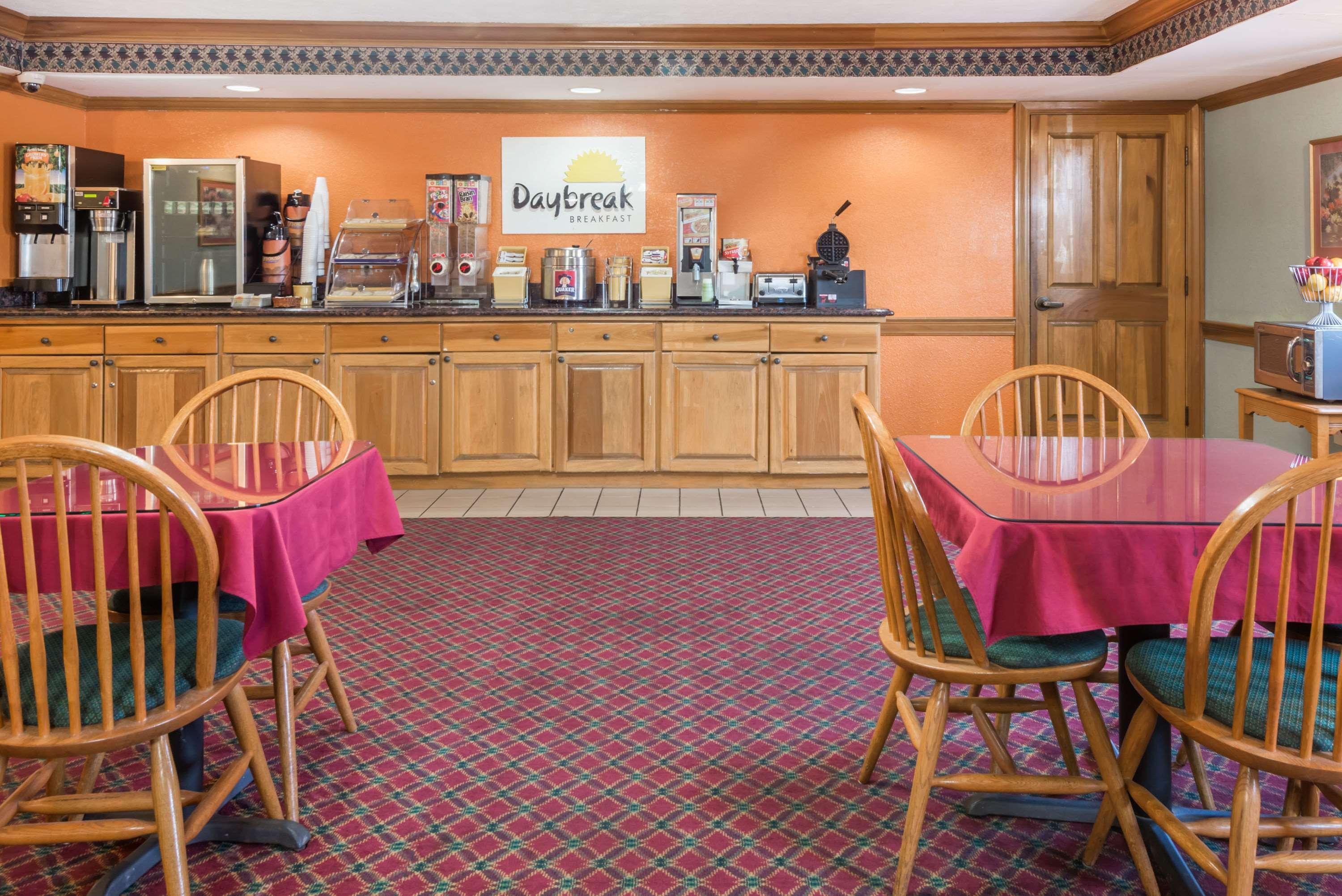 Days Inn By Wyndham Amherst Экстерьер фото