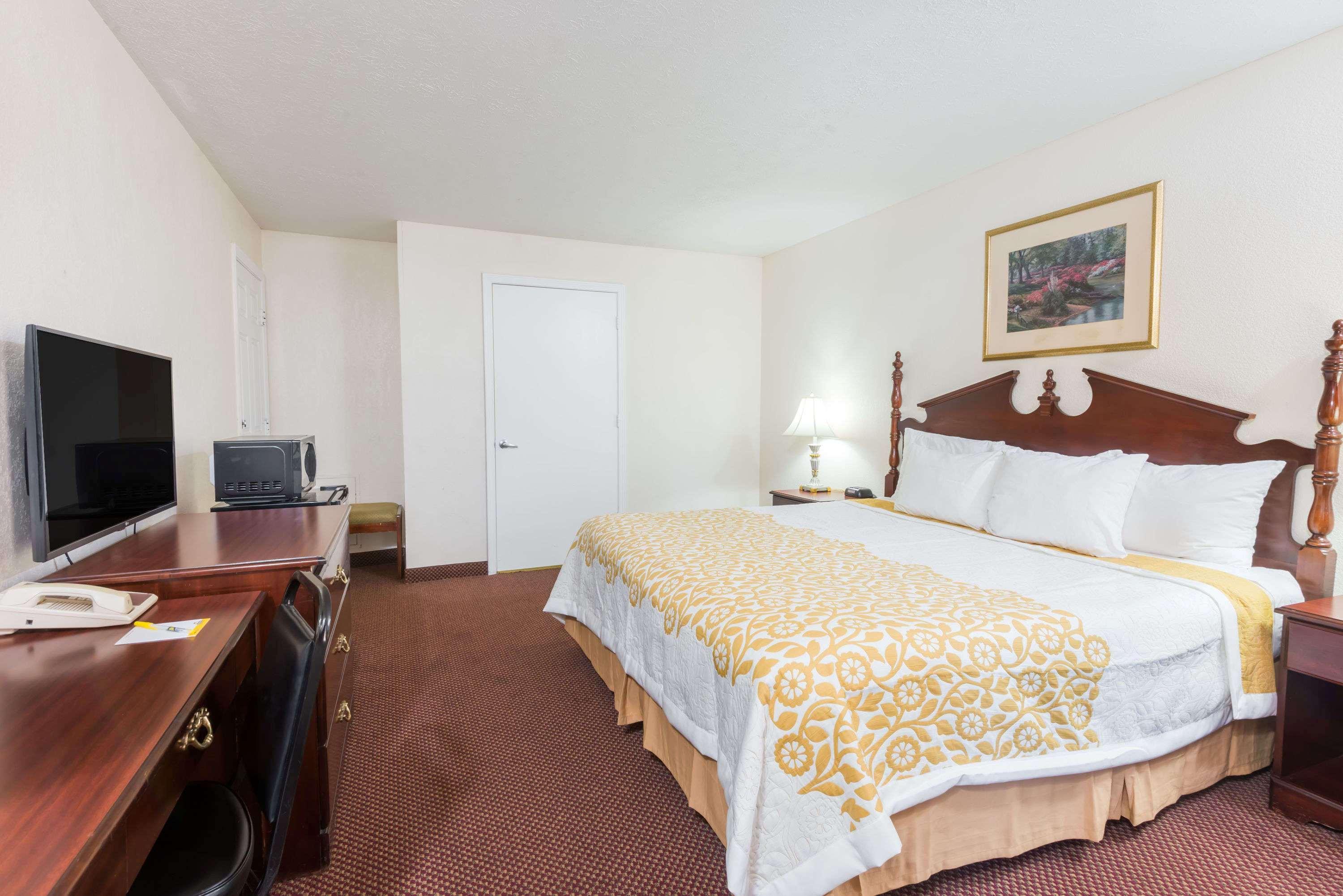 Days Inn By Wyndham Amherst Экстерьер фото