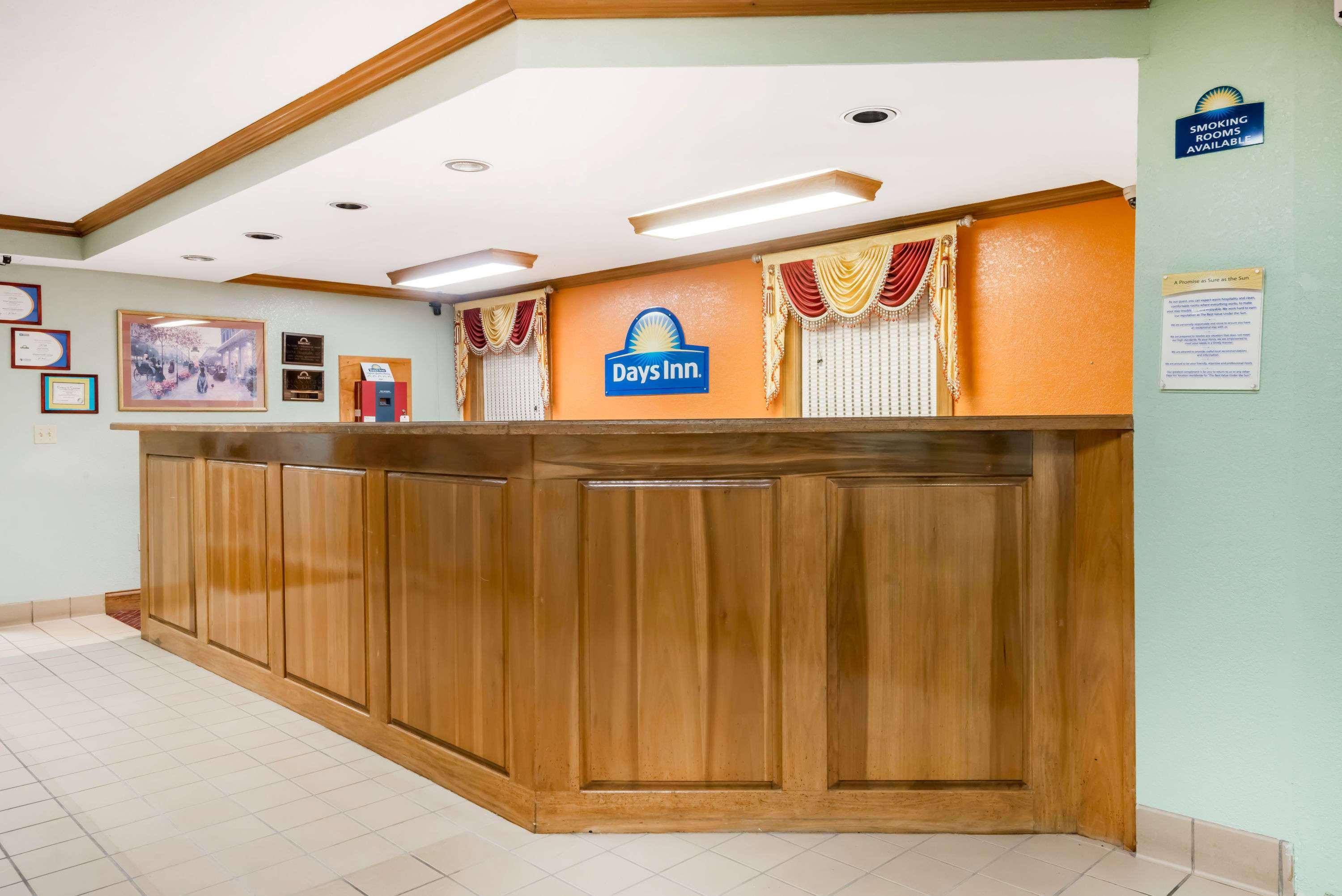 Days Inn By Wyndham Amherst Экстерьер фото