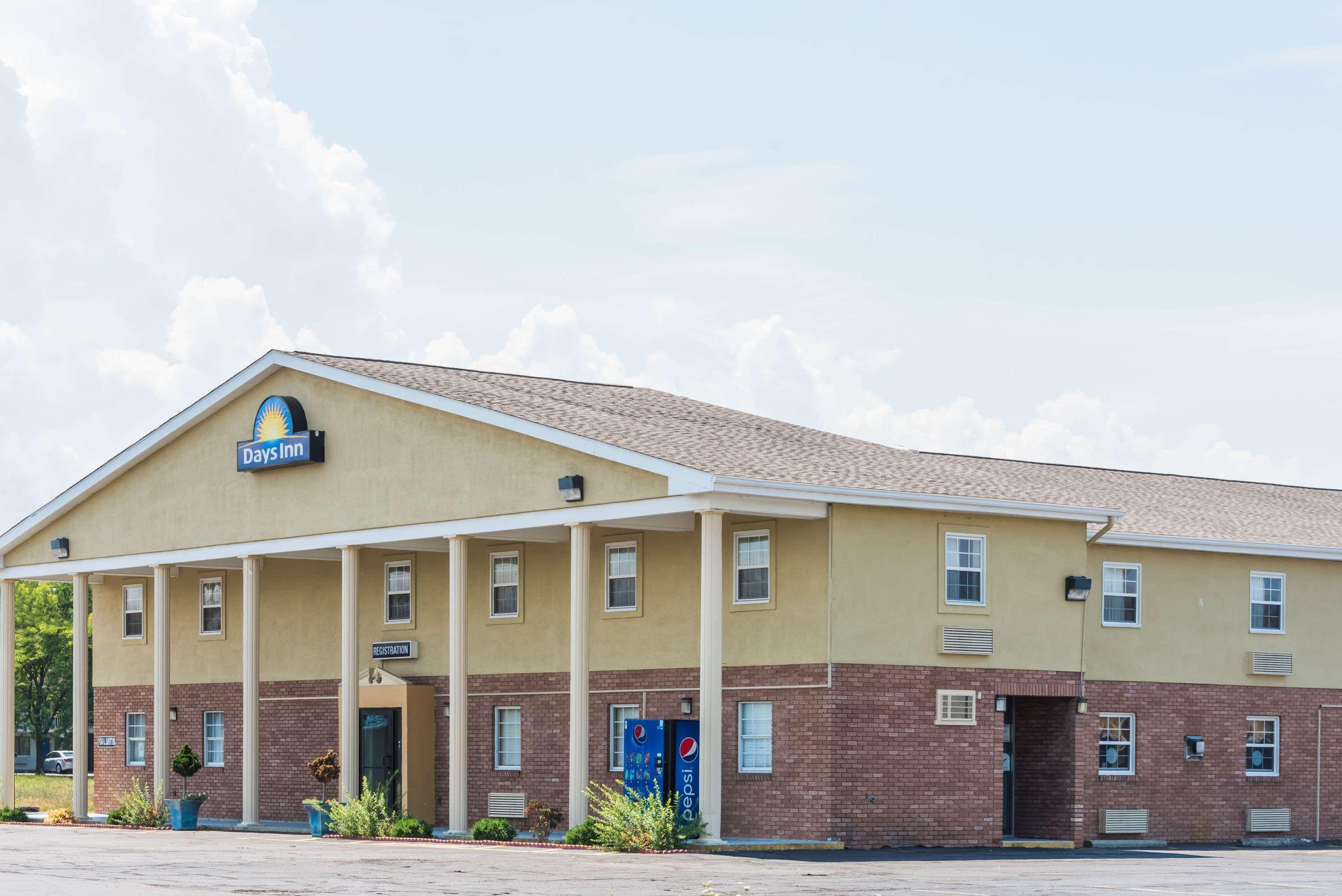 Days Inn By Wyndham Amherst Экстерьер фото