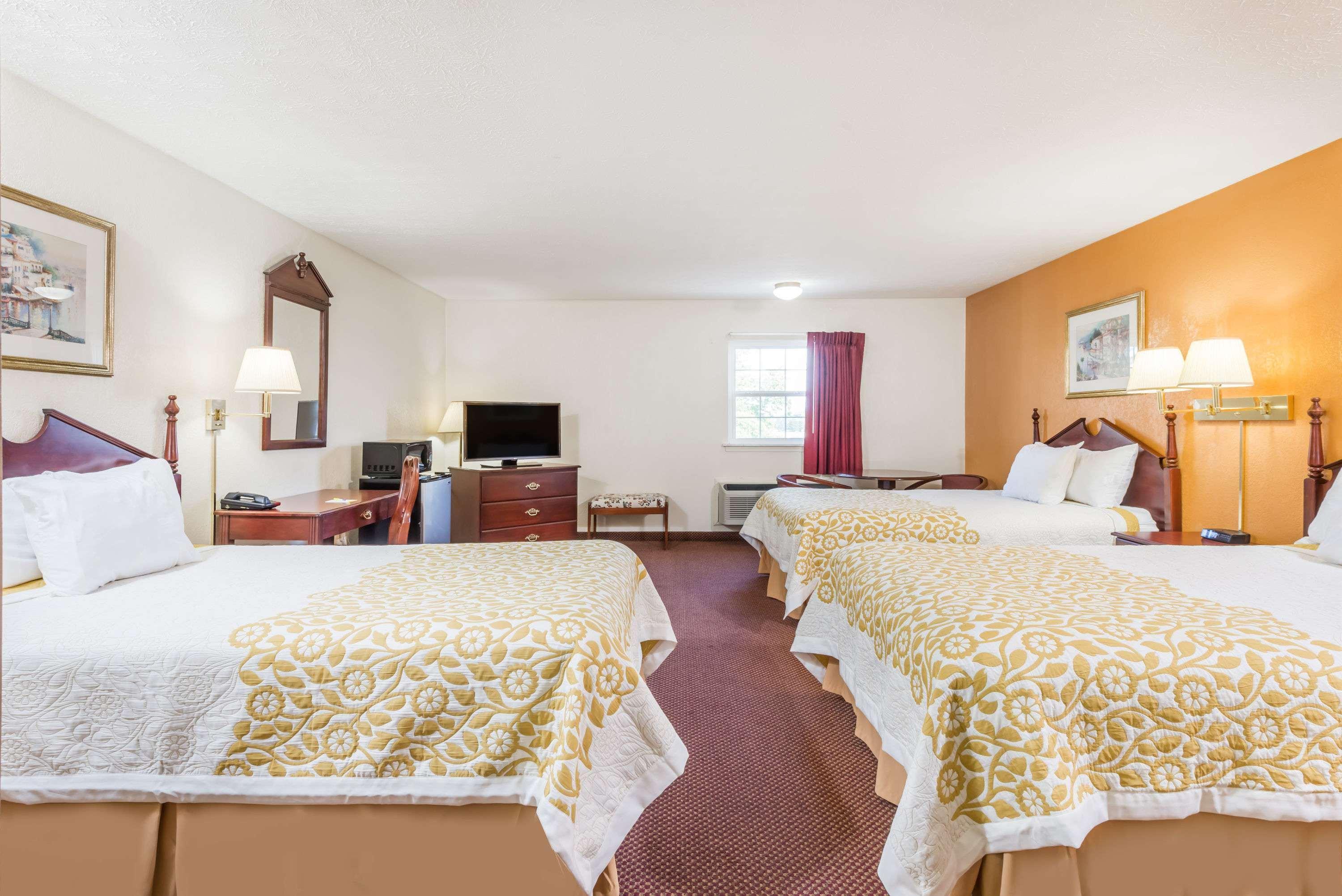 Days Inn By Wyndham Amherst Экстерьер фото