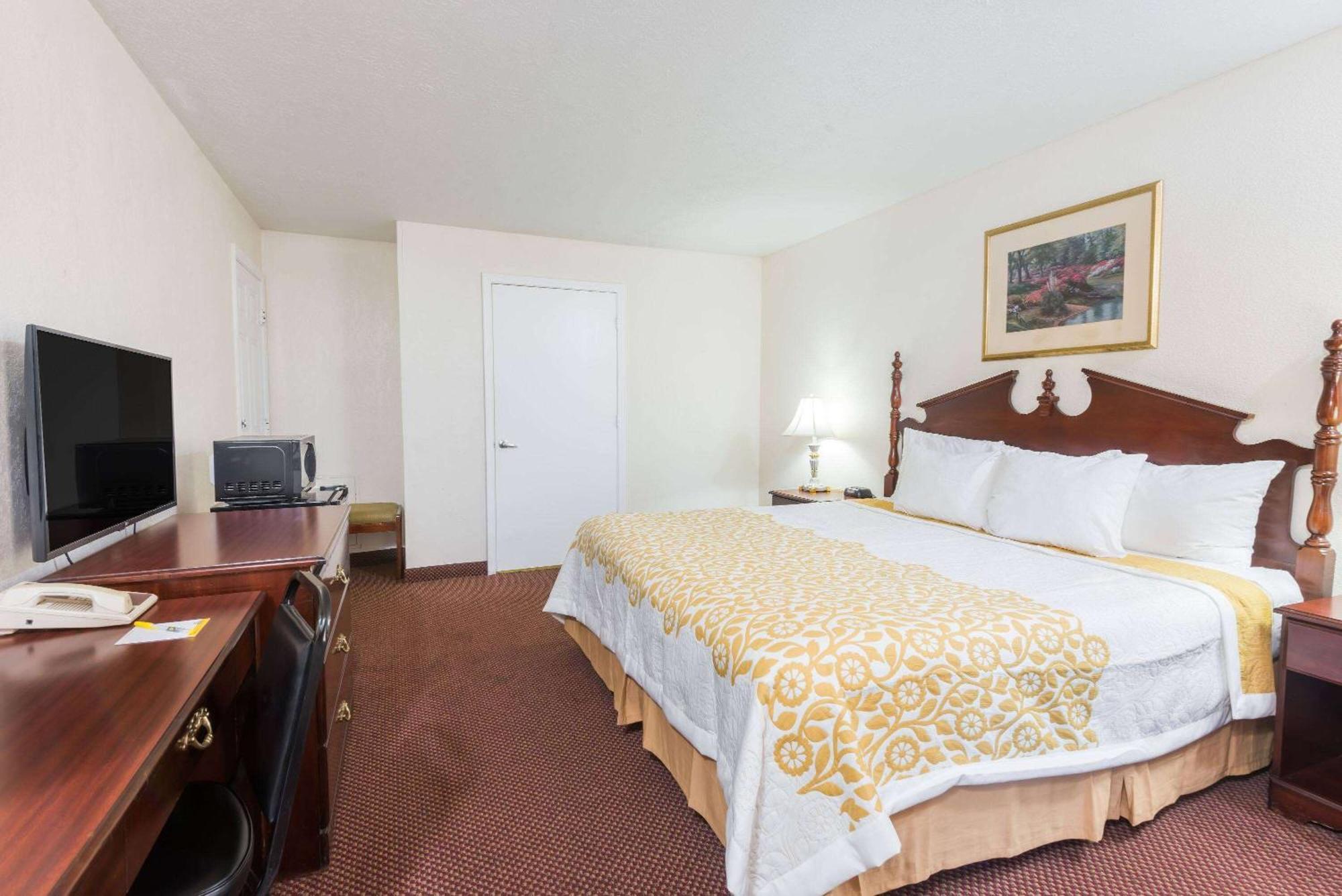 Days Inn By Wyndham Amherst Экстерьер фото