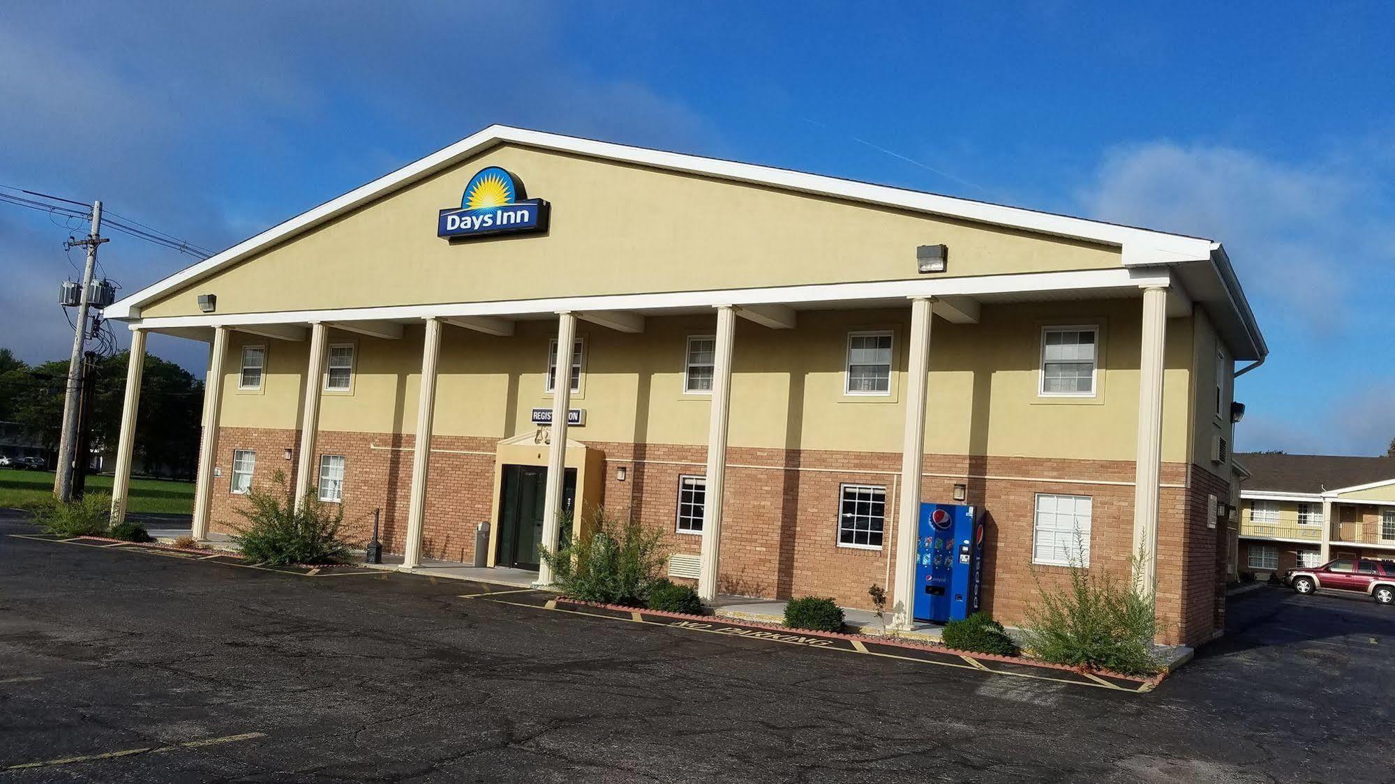 Days Inn By Wyndham Amherst Экстерьер фото