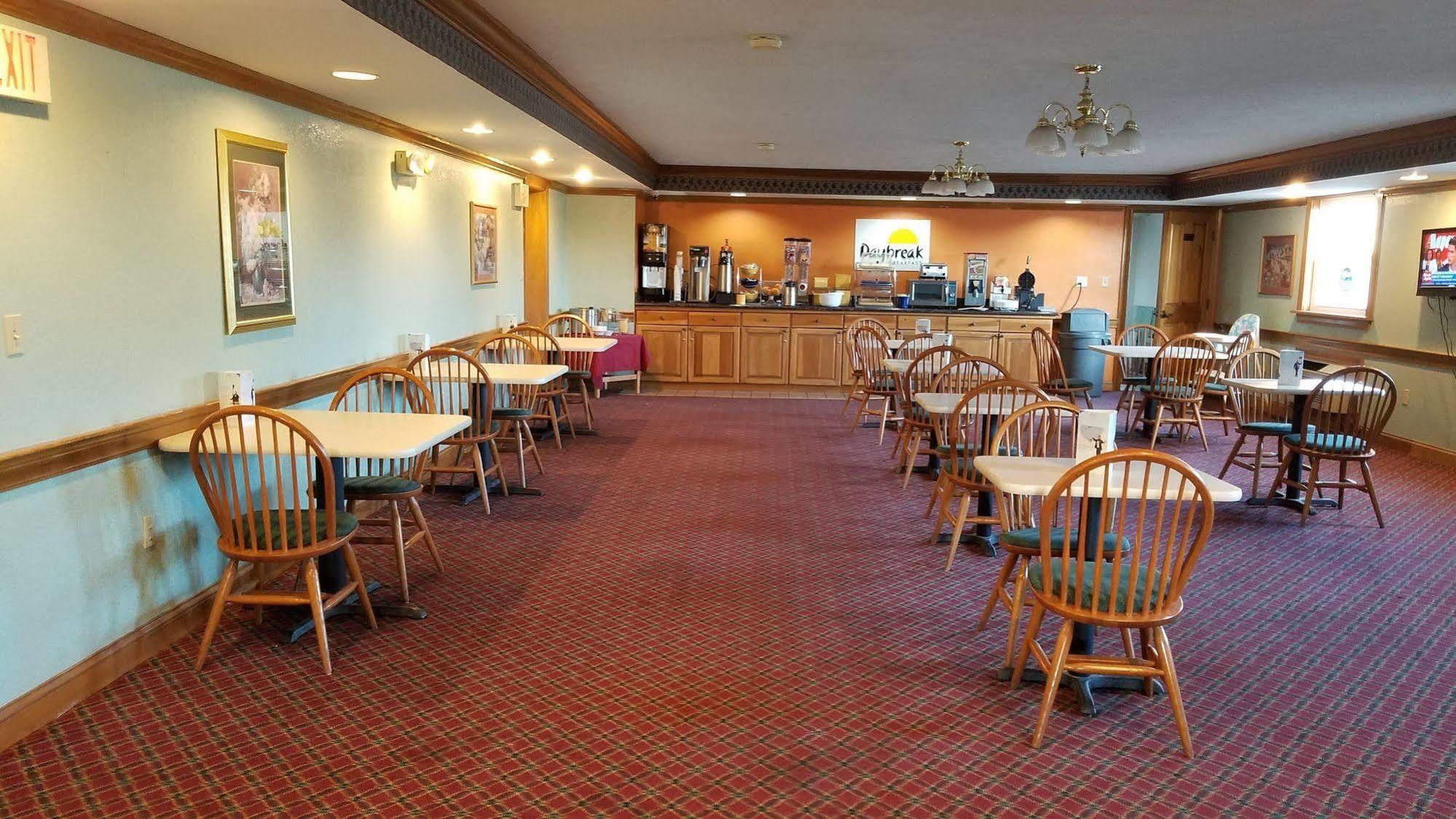 Days Inn By Wyndham Amherst Экстерьер фото